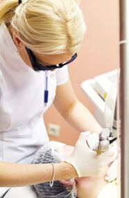 Shifokor fototermolay tartibini amalga oshiradi